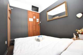 Хостелы DUKES Hostel - Pokoje prywatne Вроцлав Двухместный номер с 1 кроватью и общей ванной комнатой-2