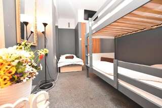 Хостелы DUKES Hostel - Pokoje prywatne Вроцлав Трехместный номер с общей ванной комнатой-4